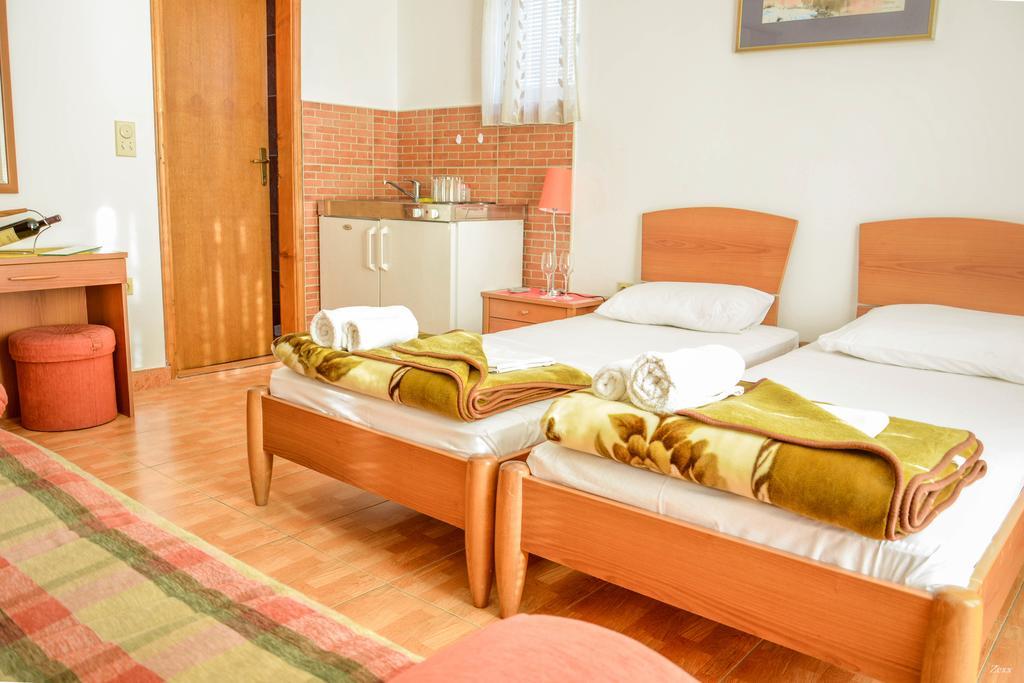 Apartments Drobni Pijesak Petrovac na moru Exterior foto